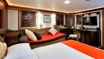 DHAAINKAN BAA  Suite